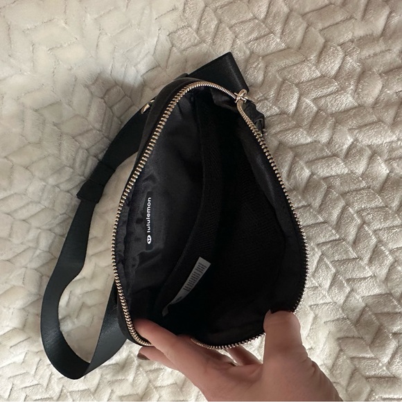  Lululemon Everywhere Belt Bag Large 2L
Metal Hardware - Picture 2 of 2
